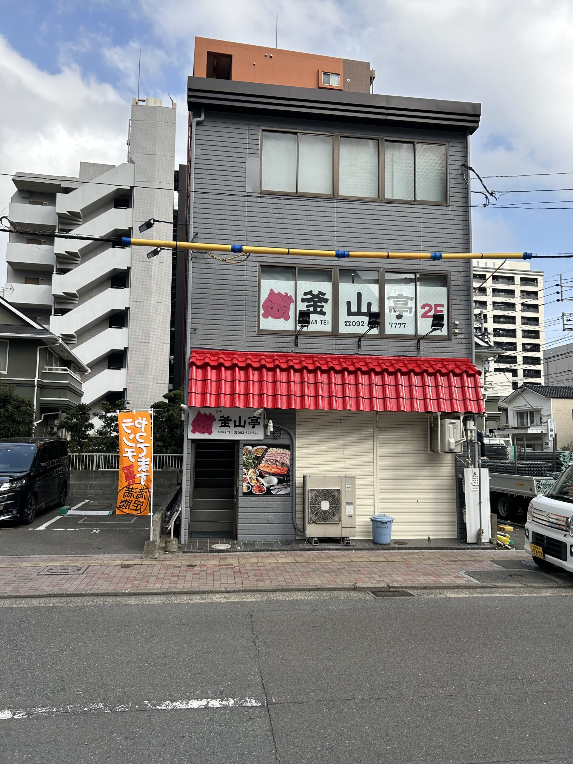 福岡県博多区千代町にて店舗の外壁塗装工事を行いました。